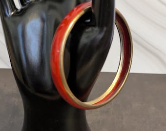 Bransoletka z czerwonej emalii i mosiądzu – mankiet w stylu retro boho