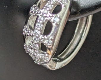 Srebrne kolczyki koła z kryształkami – kolczyki Huggie z kryształkami w kolorze pavé – elegancka biżuteria na co dzień