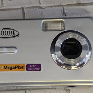 Cámara digital compacta de 3,1 MP de principios de la década de 2000 / Tecnología retro Y2K