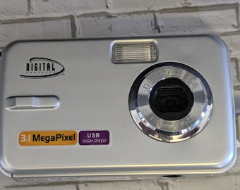 Cámara digital de 3,1 MP de principios de la década de 2000 con cable USB / Cámara compacta de apuntar y disparar / Tecnología retro Y2K