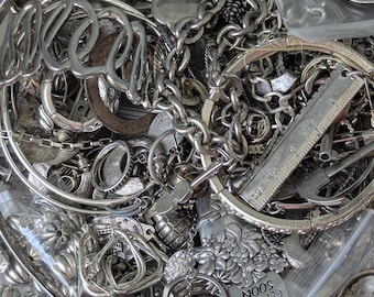 Partij zilveren sieraden: een mix van vintage en moderne stukken, knutselbenodigdheden. Niet getest.