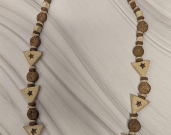 Naszyjnik z drewnianych koralików w stylu boho. Ręcznie wykonane, gliniane koraliki z rzeźbionymi gwiazdkami.
