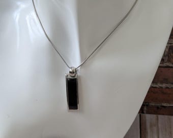 Naszyjnik z wisiorkiem Lia Sophia Reversible Black White – łańcuszek wężowy w kolorze srebrnym, biżuteria geometryczna