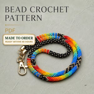 Peut inclure: Un cordon en perles crochetées présentant un motif arc-en-ciel vibrant de perles rouges, orange, jaunes, vertes, bleues et violettes entremêlées de perles noires. Le cordon inclut un fermoir mousqueton doré. Texte : BEAD CROCHET PATTERN PDF MADE TO ORDER READY WITHIN 48 HOURS.