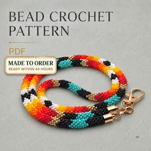 Op de afbeelding: Een gehaakte kralenketting met een geometrisch patroon van rode, oranje, gele, witte, turquoise en zwarte kralen met gouden accenten. De ketting is voorzien van een goudkleurige metalen karabijnsluiting. Tekst: BEAD CROCHET PATTERN PDF.