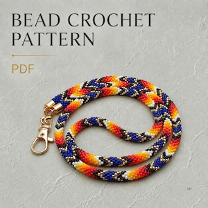 Pode incluir: Um padrão de crochê com miçangas em PDF apresentando um cordão feito de pequenas miçangas de vidro em um padrão chevron repetitivo de vermelho, laranja, amarelo, branco, azul e preto. O cordão inclui um fecho lagosta de metal dourado.