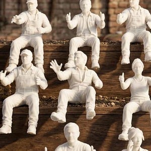 Könnte beinhalten: Eine Sammlung von zehn weißen Miniaturfiguren, die Personen in Freizeitkleidung darstellen, in verschiedenen Sitzpositionen auf einem dreistufigen Holzständer, begleitet von kleinen Heuballen, Werkzeugen und einem Korb mit Obst.