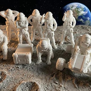 Può includere: Una tazza di ceramica bianca con un manico nero e la scritta "But First, Coffee" in nero, con un carattere a mano. La tazza è su una superficie bianca.