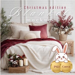 Peut inclure: Maquette de lit avec une couverture et des oreillers crème, complétée par un plaid et un coussin bordeaux. La scène est décorée d'éléments de Noël, dont une composition florale et des bougies. Le texte de l'image indique "Christmas edition Blanket mockup".