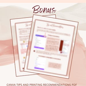 Op de afbeelding: Twee documenten met tekst, &eacute;&eacute;n iets achter de andere. Het woord 'Bonus' is in een cursief lettertype bovenaan geschreven. De tekst 'Also Included' staat boven het woord 'Bonus'. De tekst 'Canva Tips and Printing Recommendations PDF' staat onderaan.