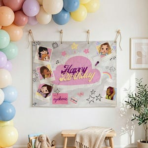 Op de afbeelding: Een verjaardagsachtergrond met de woorden "Happy Birthday" in roze en goud, omringd door cartoon illustraties en foto's. Een ballonnenboog in pastelkleuren versiert de muur. De achtergrond is opgehangen met houten pinnen.