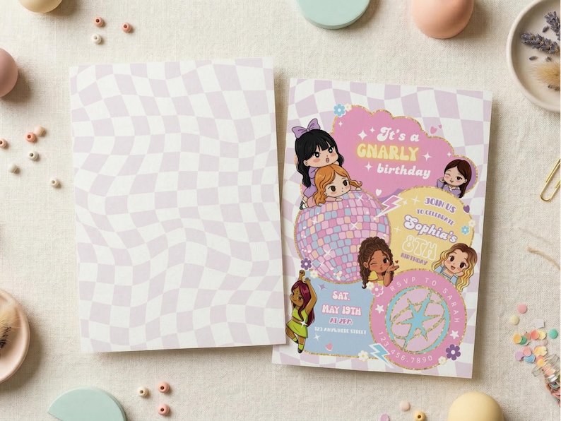 Op de afbeelding: Een verjaardagsuitnodiging met een lichtpaars en wit geblokt patroon op de achterkant. De voorkant heeft cartoonmeisjes, een discobal en de tekst "It's a GNARLY birthday" en "Sophia's 8th Birthday".