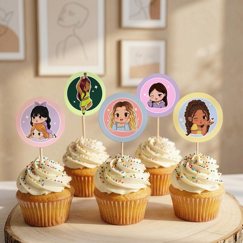 Op de afbeelding: Zes cupcakes met witte glazuur en kleurrijke hagelslag, elk bekroond met een rond cartoonkarakterbeeld op een houten stokje. De afbeeldingen tonen verschillende meisjes in verschillende poses en outfits.