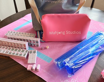 Juego de fichas de Mahjong americano: Colección de 166 fichas en 2 colores rosa con tapete rosa y bolsa azul.