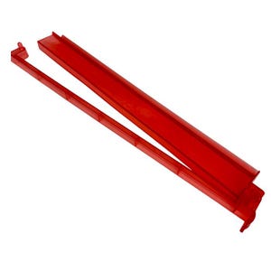 以下が含まれることがあります： 鮮やかな赤色のプラスチック製おもちゃのトラックの2つのパーツ。1つは長くまっすぐなトラックで、もう1つは短く角度の付いたパーツです。これらのパーツは接続して、おもちゃの車やその他の小さなオブジェクト用のトラックを作成するように設計されています。