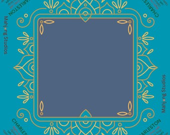 Puede incluir: Fondo turquesa con un marco decorativo dorado y un cuadrado azul oscuro en el centro. El marco tiene diseños florales y geométricos. El texto "CHARLESTON" y "Mahjong Studios" son visibles.