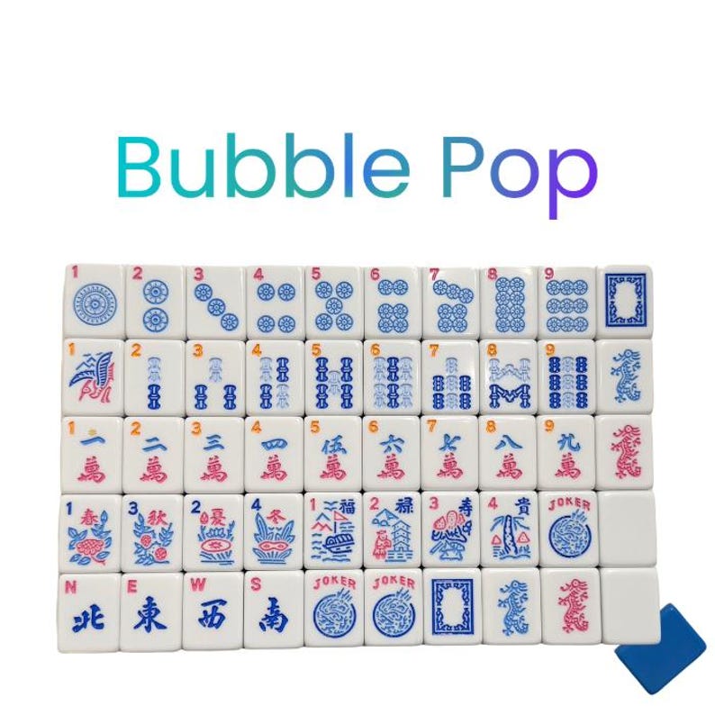 Puede incluir: Un juego de fichas de Mahjong blancas con s&iacute;mbolos y n&uacute;meros azules y rojos. El texto "Bubble Pop" se muestra en verde azulado y morado. Las fichas est&aacute;n dispuestas en una cuadr&iacute;cula.