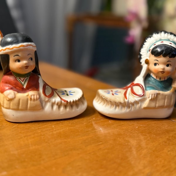 Salière et poivrière vintage enfants amérindiens en mocassins Japon