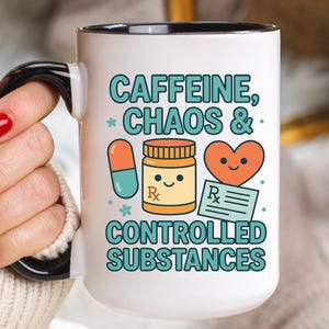 Pode incluir: Caneca de cerâmica branca com alça e borda pretas. A caneca apresenta o texto "CAFFEINE, CHAOS & CONTROLLED SUBSTANCES" com ilustrações de uma pílula, frasco de remédio, coração e receita. A caneca é segurada por uma pessoa com esmalte vermelho.
