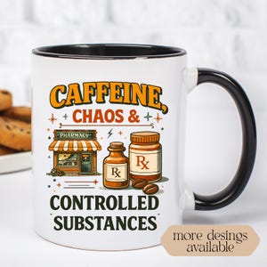 Pode incluir: Caneca de cerâmica branca com interior e alça pretos. A caneca apresenta o texto "CAFFEINE + CHAOS & CONTROLLED SUBSTANCES" com gráficos de farmácia e frascos de medicamentos. A caneca também tem o texto "more designs available".