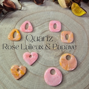 Op de afbeelding: Een verzameling roze en oranje kwarts hangers in diverse vormen, waaronder driehoeken, vierkanten, harten en cirkels, elk met een centraal gat. De tekst "Quariz Rose Laiteux & Papaye" is zichtbaar.