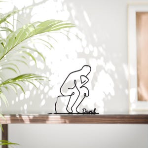 Escultura minimalista de arte lineal personalizada "El Pensador".