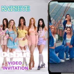 Puede incluir: Imagen promocional con un grupo de mujeres jóvenes con atuendos coloridos. El texto "KATSEYE" se muestra encima del grupo, con "Debut VIDEO INVITATION" debajo. Una pantalla de teléfono inteligente a la derecha muestra un video del grupo con chándales azules.
