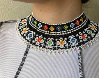 Collar de cuentas hecho a mano, regalo para ella / Gargantilla folclórica ucraniana / Joyería artesanal con significado