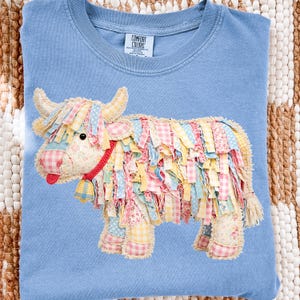 Vaca de las Tierras Altas con diseño de patchwork PNG, animal de granja con diseño de edredón falso, diseño floral campestre (descarga digital)