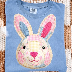 Coniglietto di Pasqua Patchwork PNG / Coniglietto trapuntato finto PNG / Coniglietto primaverile civettuolo per sublimazione / Coniglio floreale pastello PNG / Design carino per maglietta di Pasqua