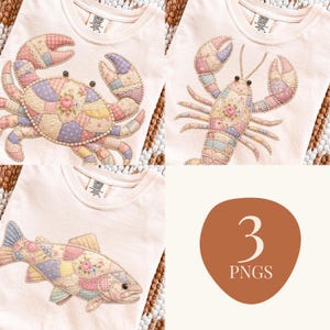 Puede incluir: Tres camisetas de color melocotón claro con diseños de patchwork de un cangrejo, una langosta y un pez. Cada diseño presenta acentos florales y una variedad de colores pastel. Un círculo marrón con el número "3" y la palabra "PNGS" está en la esquina inferior derecha.