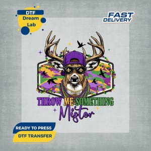 Op de afbeelding: DTF-transfer met een hert met een paarse pet, zonnebril en Mardi Gras-kralen. De tekst "THROW ME SOMETHING Mister" staat onder het hert. De achtergrond heeft een camouflagepatroon in paars, groen en geel.