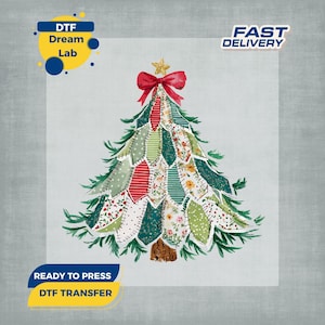 Pode incluir: Um design de árvore de Natal com um laço vermelho e uma estrela dourada. A árvore é feita de vários padrões de tecido em verde, vermelho e estampas florais. A imagem inclui o texto "DTF Dream Lab" e "Ready to Press DTF Transfer".