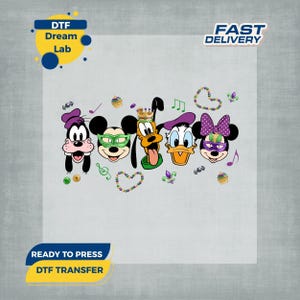 Puede incluir: Una transferencia DTF Dream Lab lista para planchar con personajes de dibujos animados con atuendo de Mardi Gras. El diseño incluye a Goofy, Mickey Mouse, Pluto, Donald Duck y Minnie Mouse, con notas musicales y elementos decorativos.