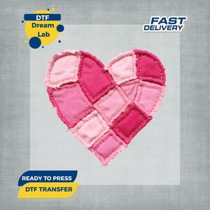 Puede incluir: Un transfer DTF en forma de corazón compuesto por cuadrados de tela rosa de varios tonos. El diseño tiene un aspecto de patchwork con costuras visibles y bordes deshilachados. Incluye el texto "DTF Dream Lab" y "Ready to Press DTF Transfer".