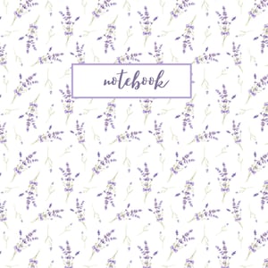 Peut inclure: Cahier avec un fond blanc et un motif répété de brins de lavande noués avec des nœuds violets. Le mot "notebook" est écrit en cursive dans un rectangle de couleur lavande.