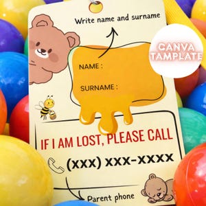 Puede incluir: Una etiqueta amarilla y blanca con una ilustración de oso y abeja. La etiqueta dice "Escriba el nombre y el apellido", "NOMBRE:" y "APELLIDO:" con espacio para escribir. También dice "SI ME PIERDO, POR FAVOR LLAME (XXX) XXX-XXXX" y "Teléfono de los padres".