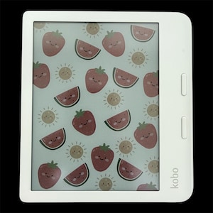 Pode incluir: Um leitor de e-books Kobo branco com um ecrã que apresenta um padrão repetitivo de morangos, fatias de melancia e sóis sorridentes num fundo azul claro. O dispositivo tem dois botões verticais no lado direito e o logótipo Kobo na base.