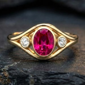 Anillo de compromiso vintage con rubí de talla ovalada, anillo de aniversario con moissanita como piedra lateral, anillo de promesa apilable que simboliza presente, pasado y futuro, regalo para el amor
