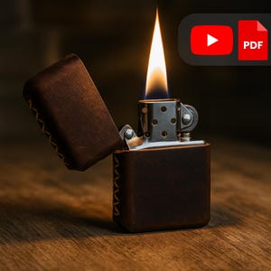 以下が含まれることがあります： 点火された炎を持つ茶色の革張りのライター。ライターは開いており、金属の内側と高く明るい炎が見えます。革のケースにはステッチが見えます。背景は木製の表面です。