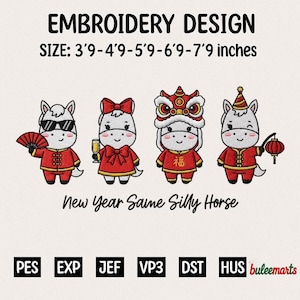Puede incluir: Diseño de bordado con cuatro caballos de dibujos animados con trajes rojos, cada uno con un accesorio diferente. El texto dice "EMBROIDERY DESIGN" y "New Year Same Silly Horse". El tamaño es de 114-236 cm.