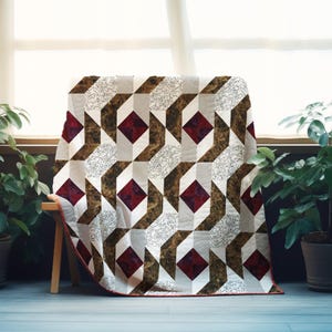 Könnte beinhalten: Ein Steppdecke mit einem geometrischen Muster aus abwechselnden weißen, dunkelbraun marmorierten und tiefroten rautenförmigen Stoffblöcken. Die weißen Abschnitte sind durchgehend mit einem feinen schwarzen floralen Linienmuster verziert.