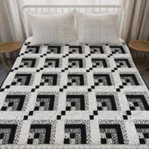 Peut inclure: Une courtepointe présentant un motif géométrique répétitif de carrés noirs, blancs et gris. Le design se compose de cadres carrés imbriqués disposés en grille, créant un effet visuel structuré sur toute la surface de la literie.