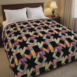 Pode incluir: Uma colcha de cama com um padrão geométrico repetitivo de estrelas pretas sólidas intercaladas com tiras de patchwork multicoloridas em tons pastel. A colcha cobre uma cama com duas almofadas brancas, criando um design de alto contraste.