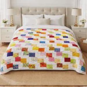 Peut inclure: Un couvre-lit avec un fond blanc et un motif répétitif de petits carrés de tissu multicolores dans des tons de rouge, orange, jaune, vert, bleu et violet, disposés en une grille diagonale sur toute la surface du textile.