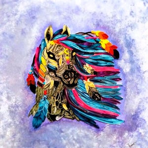 Puede incluir: Una colorida obra de arte de quilling de papel que representa un tocado nativo americano. La obra presenta detalles intrincados con tonos vibrantes de azul, rosa, amarillo y dorado, sobre un fondo púrpura suave.