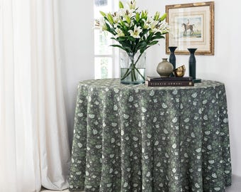 Mantel redondo con volantes verdes en chintz floral blanco, tamaño personalizado, decoración rústica estilo cottagecore.