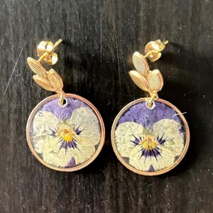 Pendientes de resina con forma de pensamiento prensado auténtico, pendientes botánicos hechos a mano con marco circular dorado y tachuelas de hojas.