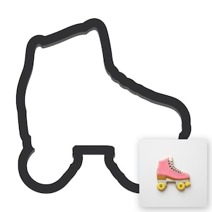Puede incluir: Cortador de galletas de patines negros con una pequeña imagen de patines coloridos. La imagen muestra un patín rosa con ruedas amarillas y una base beige. El cortador de galletas es un simple contorno de un patín.