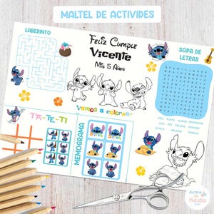 Puede incluir: Un mantel individual blanco con personajes de Stitch, un laberinto, una sopa de letras y un juego de tres en raya. El mantel incluye el texto "Feliz Cumpleaños Vicente, 5 Años" y "Vamos a colorear". También se ven lápices de colores y tijeras.